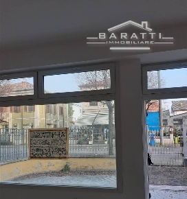 Foto Attività commerciale a San Benedetto Po Centro di 100 m² con 4 locali