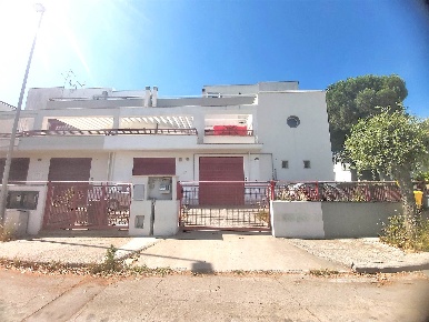 Foto Laboratorio in Via Bonomi  8, Noci Centro di 165 m² con 4 locali