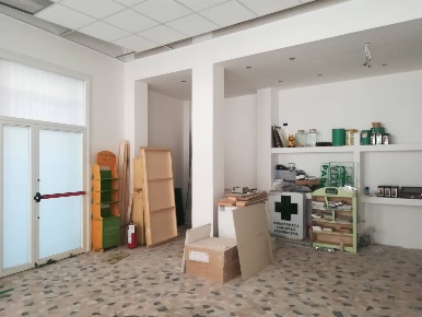 Foto Negozio in Via Petroni, Terni Centro Storico di 140 m² con 2 locali