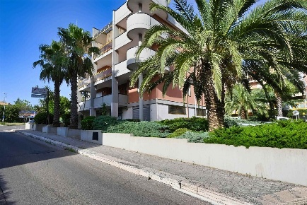 Foto Ufficio in Via Niccolò Paganini 9, Putignano di 160 m² con 5 locali