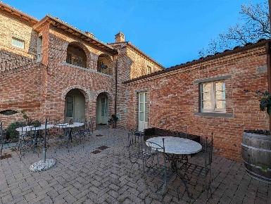Foto Agriturismo a Foiano della Chiana Centro di 600 m² con 20 locali