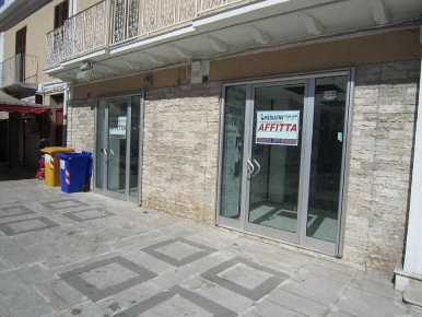 Foto Locale commerciale in VIALE MARGHERITA, Corigliano-Rossano di 100 m²