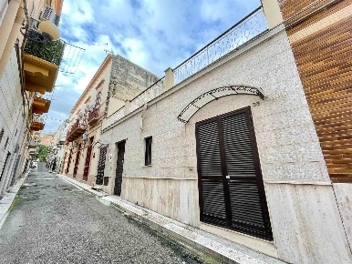 Foto Locale commerciale a Canosa di Puglia Centro di 1 m² con 3 locali