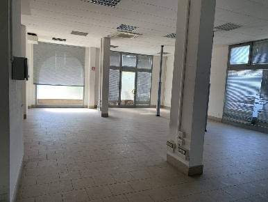 Foto Locale commerciale a La Spezia di 278 m² in vendita
