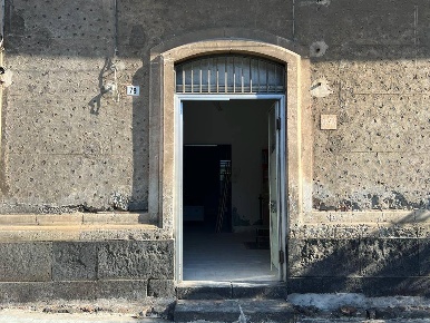 Foto Negozio in Via Vittorio Emanuele  79, Aci Sant'Antonio Centro di 58 m²