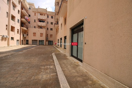 Foto Negozio in Via Madonna Piccola, Martina Franca di 680 m² con 8 locali