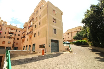 Foto Negozio in Via Madonna Piccola, Martina Franca di 680 m² con 8 locali