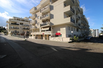 Foto Negozio in Via Villa Castelli  10, Martina Franca di 1200 m²