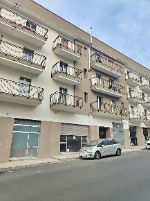 Foto Negozio in Viale Della Repubblica 28, Putignano di 47 m² con 2 locali
