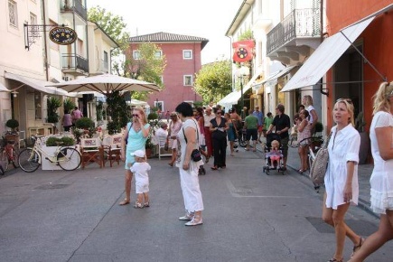 Foto Negozio in Via Spinetti, Forte dei Marmi Centro di 80 m² con 1 locali