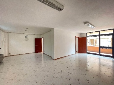 Foto Ufficio a Siena Ruffolo - Taverne d'Arbia di 77 m² con 3 locali