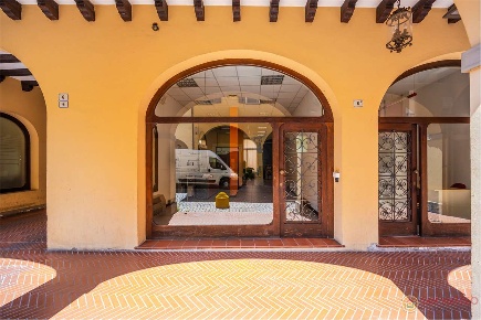 Foto Negozio a Cento di 87 m² con 1 locali in affitto