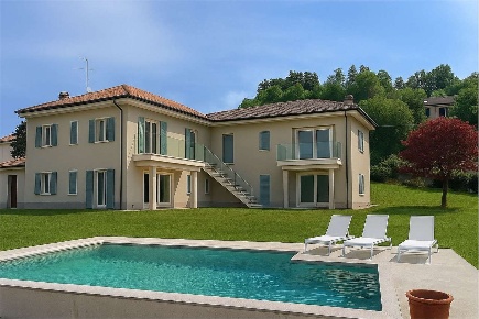 Foto Appartamento in via Cervinia, Luino Centro di 95 m² con 3 locali