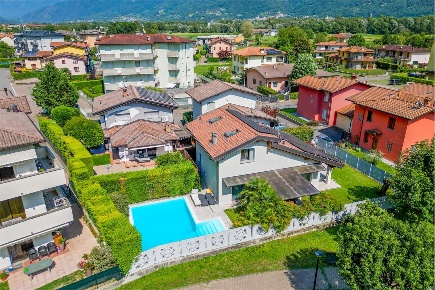 Foto Villa unifamiliare in Via Borsellino 3, Rogno Centro di 250 m²