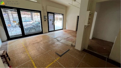 Foto Negozio a Sassuolo di 50 m² con 2 locali in vendita