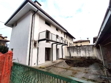 Foto Villa bifamiliare in Via I Maggio, Martignacco di 192 m² con 6 locali