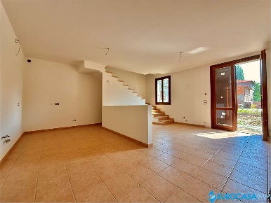Foto Villa a schiera in Via Don Minzoni, Novi di Modena Centro di 143 m²