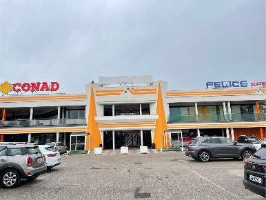 Foto Negozio in via del lido angolo via picasso, Latina di 62 m² in vendita