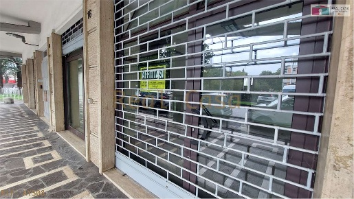 Foto Negozio in Via IV Novembre, Modena Sacca - Stazione di 72 m²