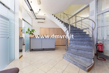 Foto Ufficio in Via Europa, Rozzano Centro di 190 m² con 7 locali