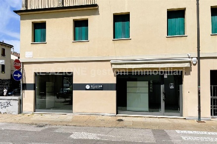 Foto Negozio in Borgo Santa Lucia, Vicenza di 80 m² in affitto