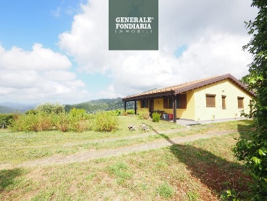 Foto Casa indipendente a Podenzana di 151 m² con 6 locali in vendita