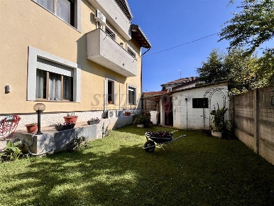 Foto Appartamento in Via Firenze, Limbiate Centro di 360 m² con 8 locali