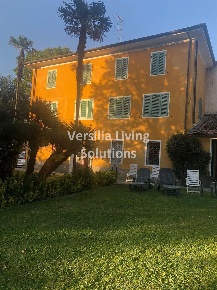 Foto Villa unifamiliare a Camaiore di 220 m² con 9 locali in vendita