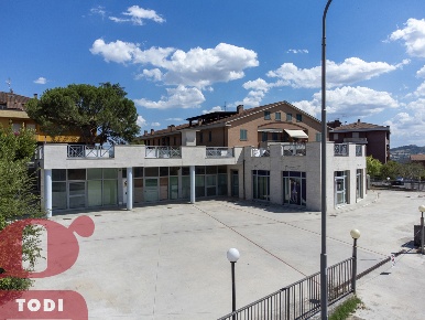 Foto Negozio in Via XXV aprile 1, Todi Centro di 250 m² con 5 locali