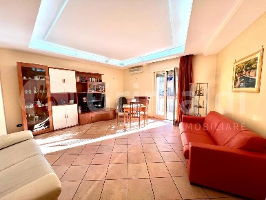 Foto Appartamento in castaldi e sequino, Napoli Pianura di 120 m²