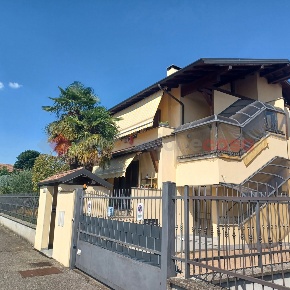 Foto Appartamento in Via Carducci 32b, Buscate di 95 m² con 4 locali