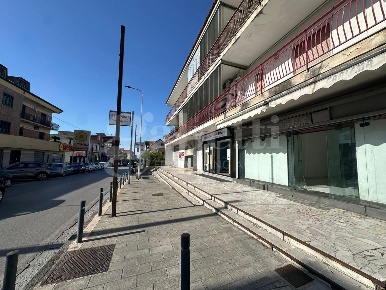 Foto Negozio in della Repubblica, Calvizzano di 50 m² con 1 locali