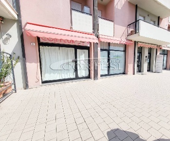 Foto Locale commerciale a Umbertide di 55 m² con 2 locali in vendita