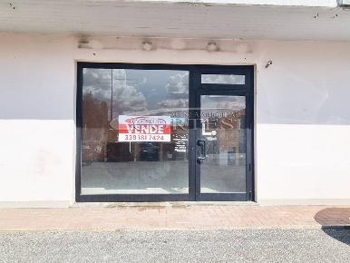 Foto Locale commerciale a Città di Castello di 100 m² con 3 locali