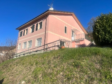 Foto Attività commerciale in Via Giacomo Leopardi 10, Carro di 450 m²