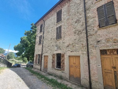 Foto Villa singola in Morfasso 128, Morfasso Centro di 180 m² con 7 locali