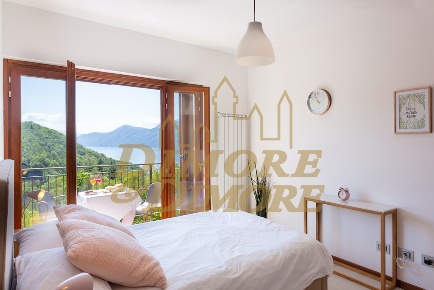 Foto Villa a schiera a Luino di 140 m² con 6 locali in vendita