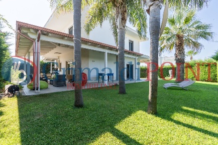 Foto Villa unifamiliare in Via Charles le corbusier 12, Lecce di 216 m²