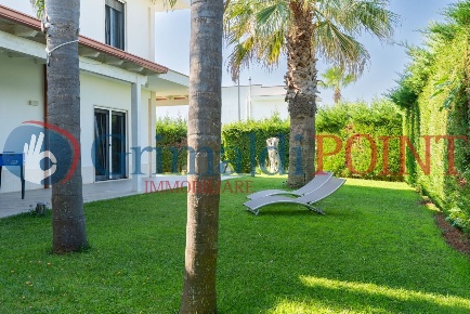 Foto Villa unifamiliare in Via Charles le corbusier 12, Lecce di 216 m²