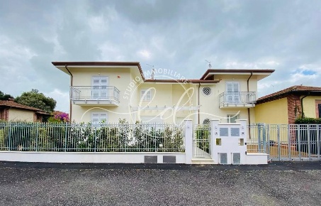 Foto Appartamento a Pietrasanta di 210 m² con 8 locali in vendita