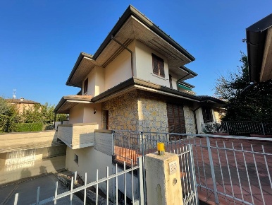 Foto Villa unifamiliare in Via della Musia 25, Brescia di 216 m² in vendita
