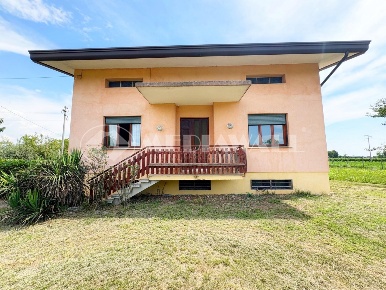 Foto Casa indipendente a Fontanafredda di 161 m² con 10 locali in vendita