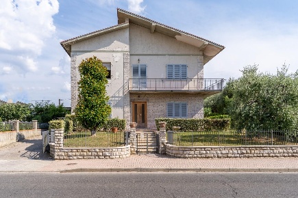 Foto Villa bifamiliare a Cerreto Guidi Lazzeretto di 255 m² con 10 locali