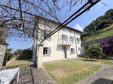 Foto Villa unifamiliare a Pietrasanta di 230 m² con 6 locali in vendita