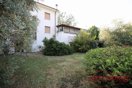 Foto Villa bifamiliare a Lucca Nozzano - Arliano di 240 m² con 8 locali