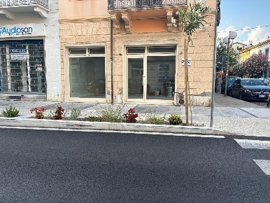 Foto Locale commerciale a Viareggio Centro di 80 m² con 2 locali in affitto