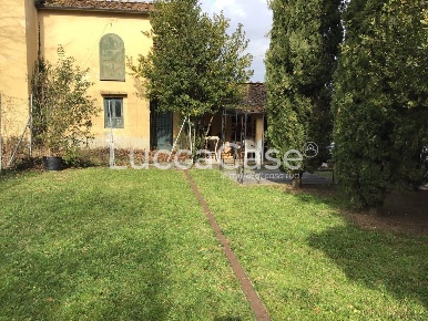 Foto Villa unifamiliare a Capannori Massa Macinaia - San Leonardo di 350 m²