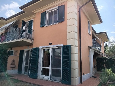 Foto Villa unifamiliare a Massa Ronchi - Poveromo di 94 m² con 6 locali