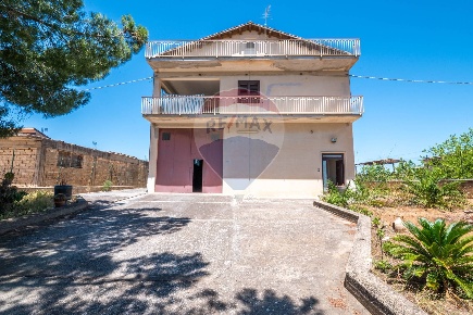 Foto Villa singola in cda favarella, Caltagirone di 210 m² con 8 locali