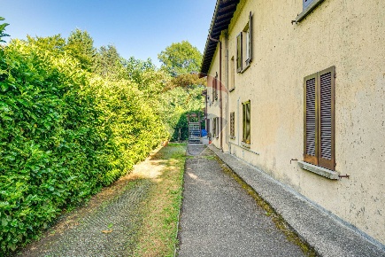 Foto Case semi ndipendenti in VIA AL RONCO, Barasso di 80 m² con 3 locali